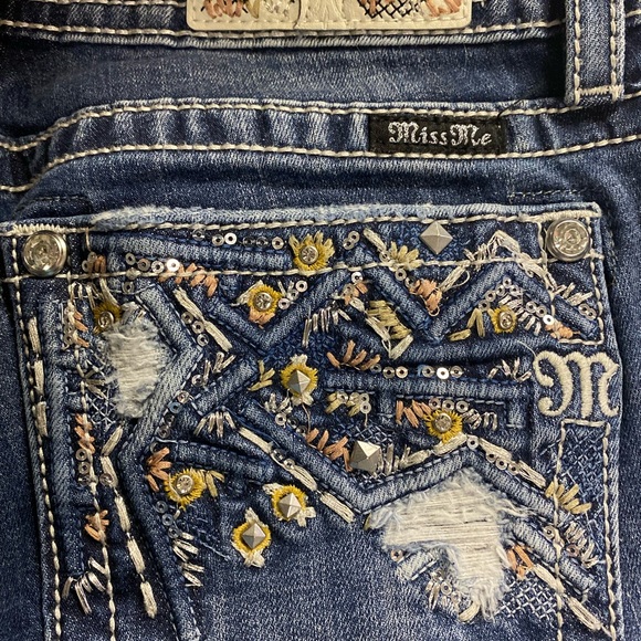 Reduced‼️Miss Me Jeans Size 31 Blue Distressed Rhinestone Sequin Capri Cropped - Picture 14 of 16